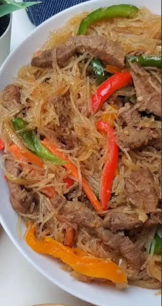 Nouilles sautées à la viande de bœuf détail