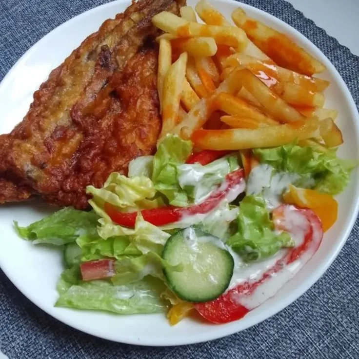 Poulet braisé salade frites