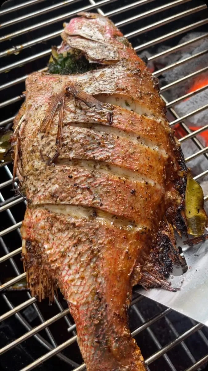 Gros Poisson braisé entier avec frites patate