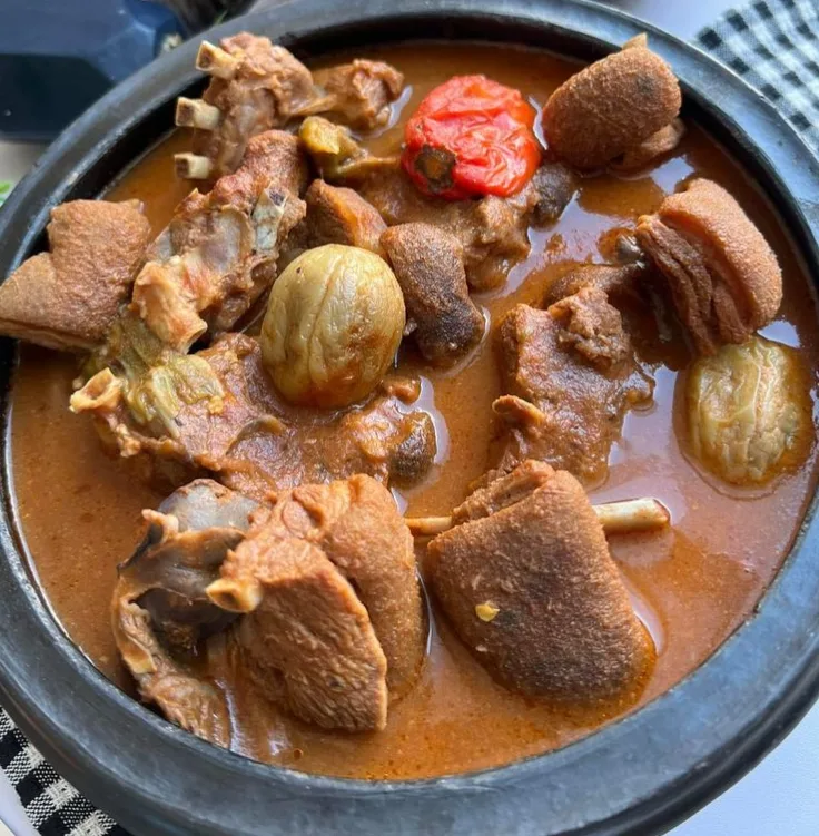 Soupe mouton avec riz où attieké