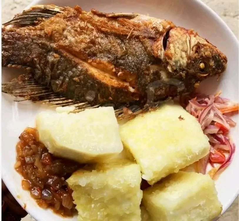 Igname bouillie aux poisson frit