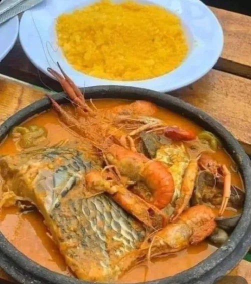 Attieké huile rouge avec soupe pêcheurs