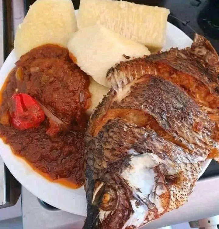 Igname bouillie aux poisson frit